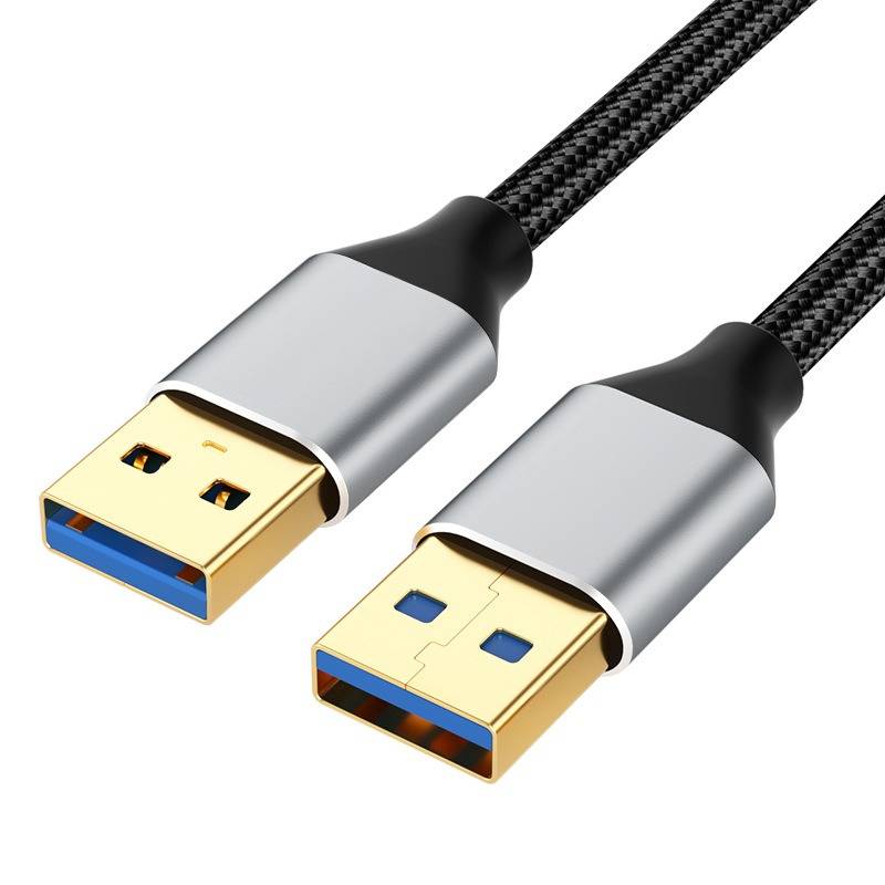 Zwei goldfarbene USB-A-Stecker, die an einem geflochtenen schwarzen Kabel vor weißem Hintergrund angebracht sind.