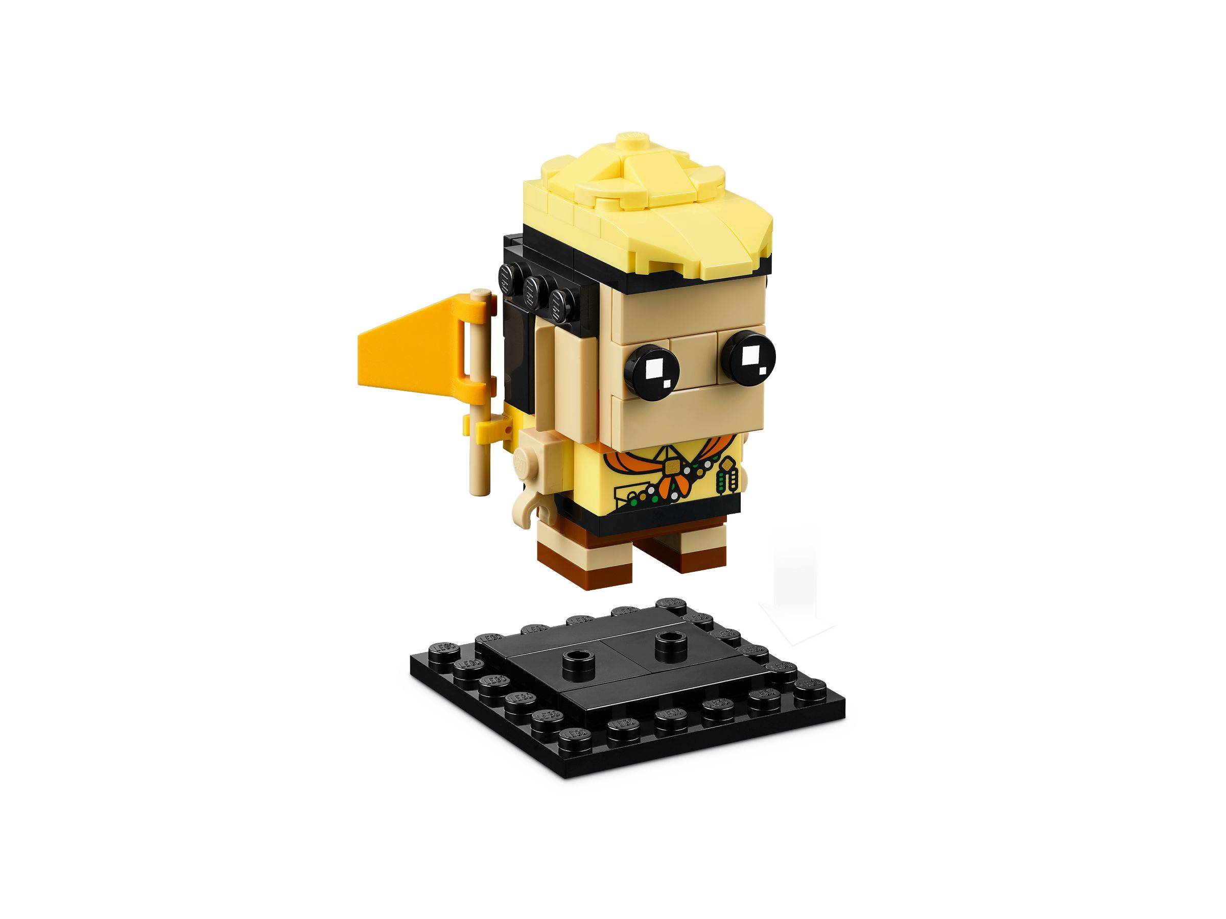 LEGO-ähnliche Bienenfigur mit gelbem Hut und orangefarbenem Banner, dargestellt schwebend über einem schwarzen Sockel auf weißem Hintergrund.