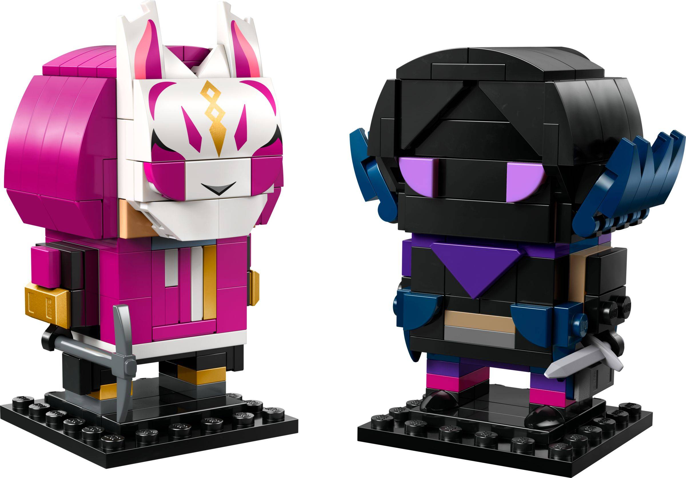 Zwei LEGO-ähnliche Chibi-Minifiguren-Sets auf schwarzen Ständern: eine rosa-weiße Hasen-/maskierte Figur mit einem Accessoire und eine schwarz-blaue maskierte Figur mit einem violetten Brustakzent.