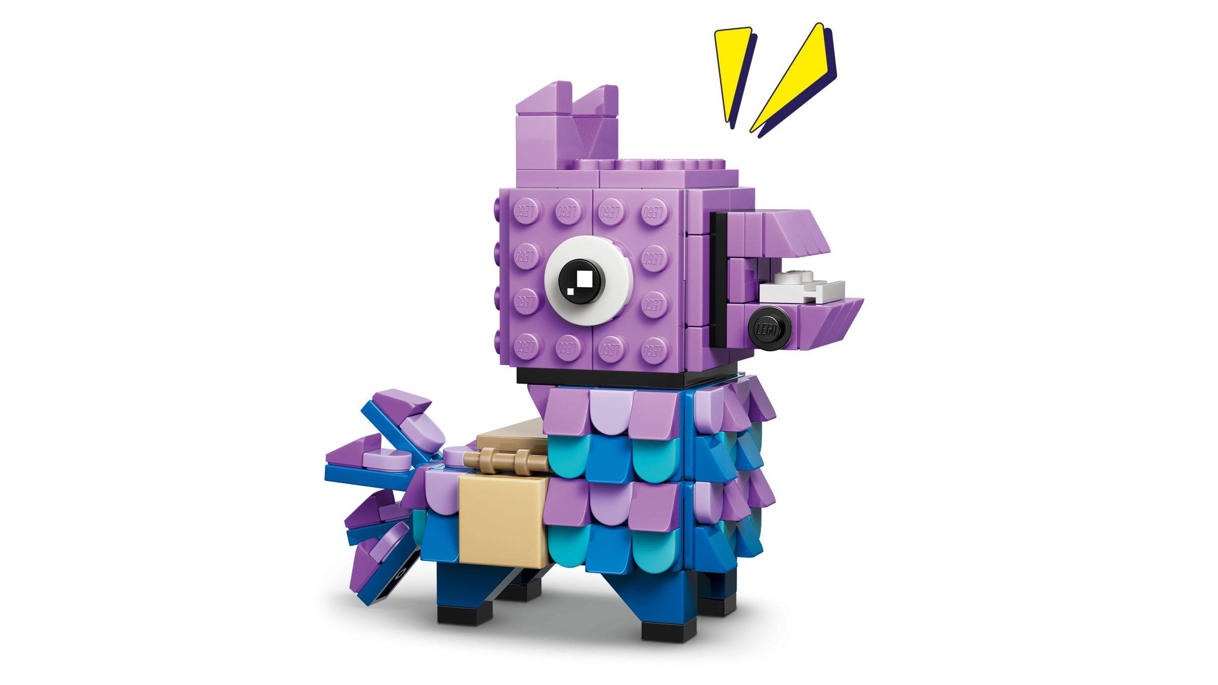 Ein lilafarbenes LEGO-ähnliches Lama mit einem bunten Sattel und Schweif steht auf weißem Hintergrund, mit zwei gelben Ausrufezeichen über seinem Kopf.