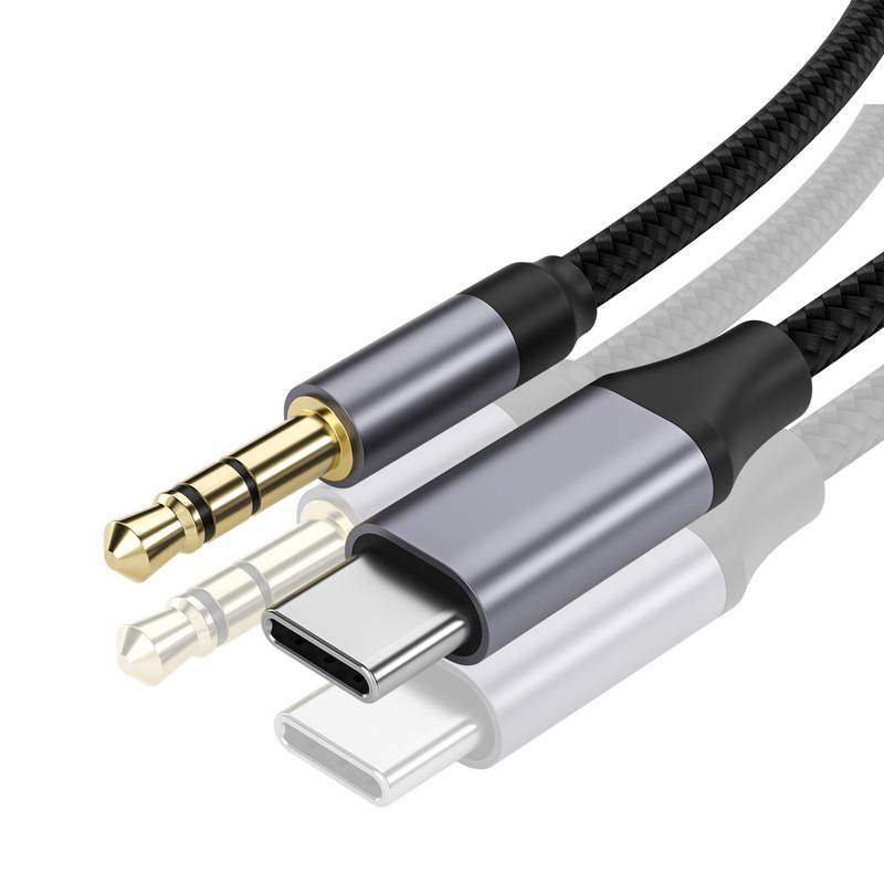 Geflochtenes Audiokabel mit 3,5-mm-Kopfhörerstecker und USB-C-Anschluss auf weißem Hintergrund dargestellt.