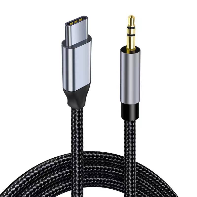 Geflochtenes Audiokabel mit USB-C-Anschluss an einem Ende und 3,5-mm-Kopfhörerstecker am anderen Ende, dargestellt auf weißem Hintergrund.