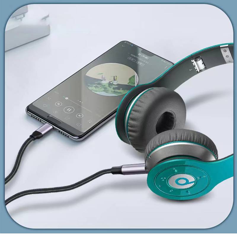 Ein Smartphone, das per Kabel mit Over-Ear-Kopfhörern verbunden ist und Audiowiedergabe auf dem Telefonbildschirm zeigt.
