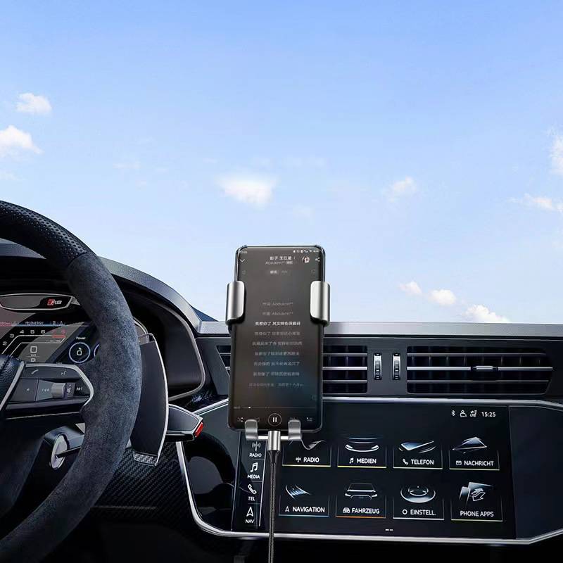 Armaturenbrett eines Autos mit einem über der mittleren Mittelkonsole angebrachten Telefon, das einen Textbildschirm anzeigt; das Infotainment-Display darunter hat Navigations-, Radio-, Telefon- und Einstellungsschaltflächen.