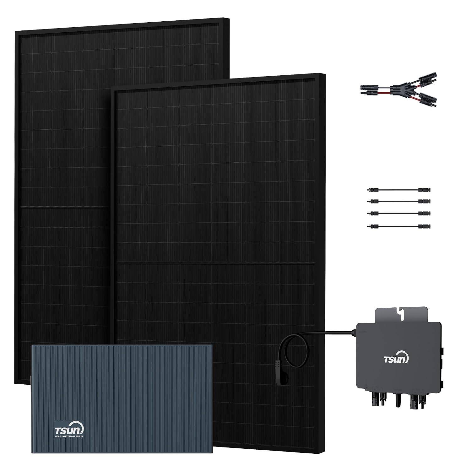 Solar-Panel-Set mit zwei schwarzen Paneelen, Wechselrichter, Steckverbindern und Montagezubehör auf weißem Hintergrund.