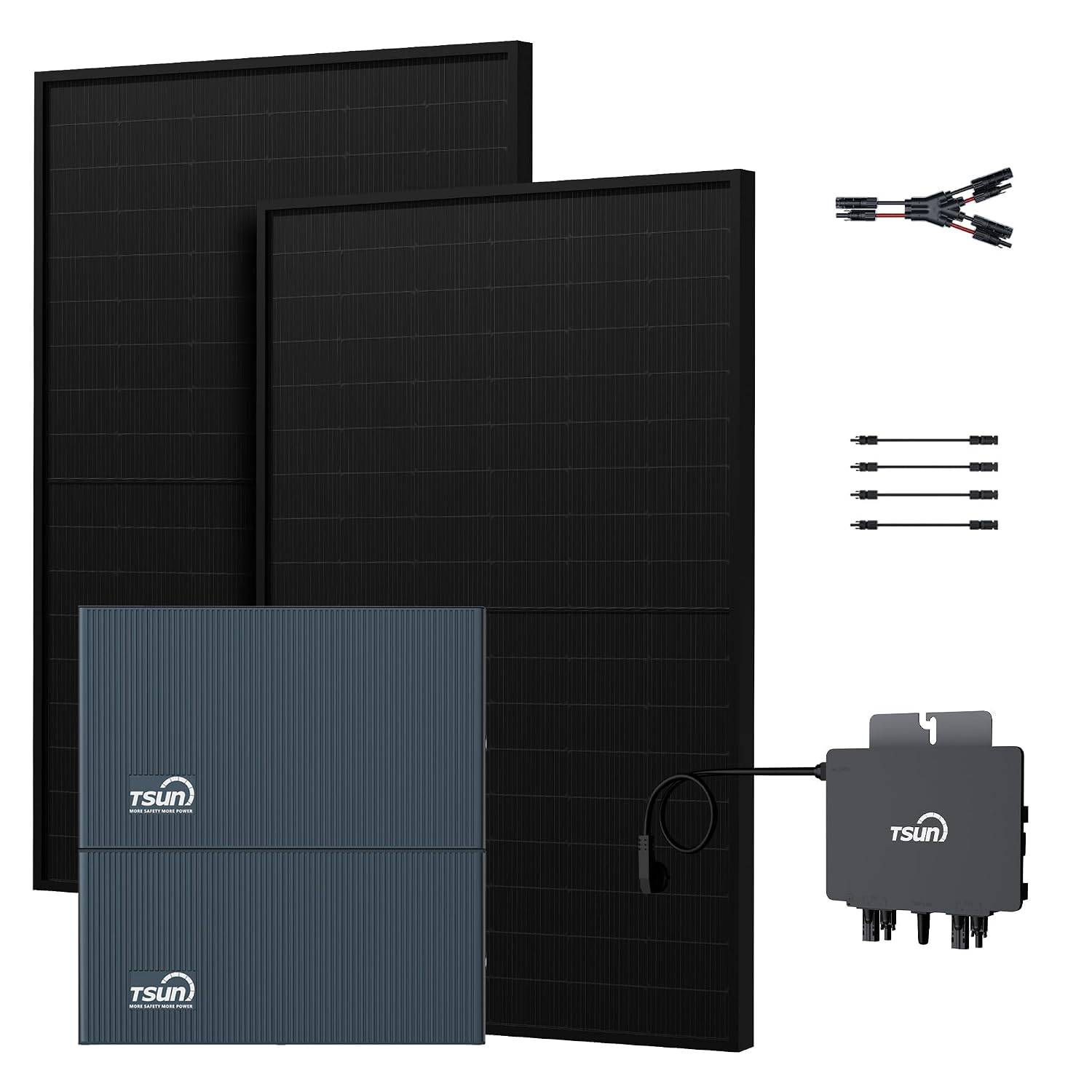 Solaranlagen-Set mit zwei schwarzen Paneelen, zwei blauen TSUN-Modulen, einem Mikrowechselrichter und Verbindungskabeln sowie Steckern.