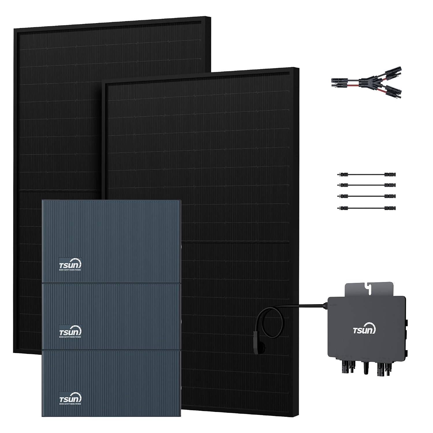 Solaranlagen-Set mit zwei großen schwarzen Paneelen, drei TSUN-Mikrowechselrichtern und im Lieferumfang enthaltenen Kabeln/Steckverbindern zur Installation.