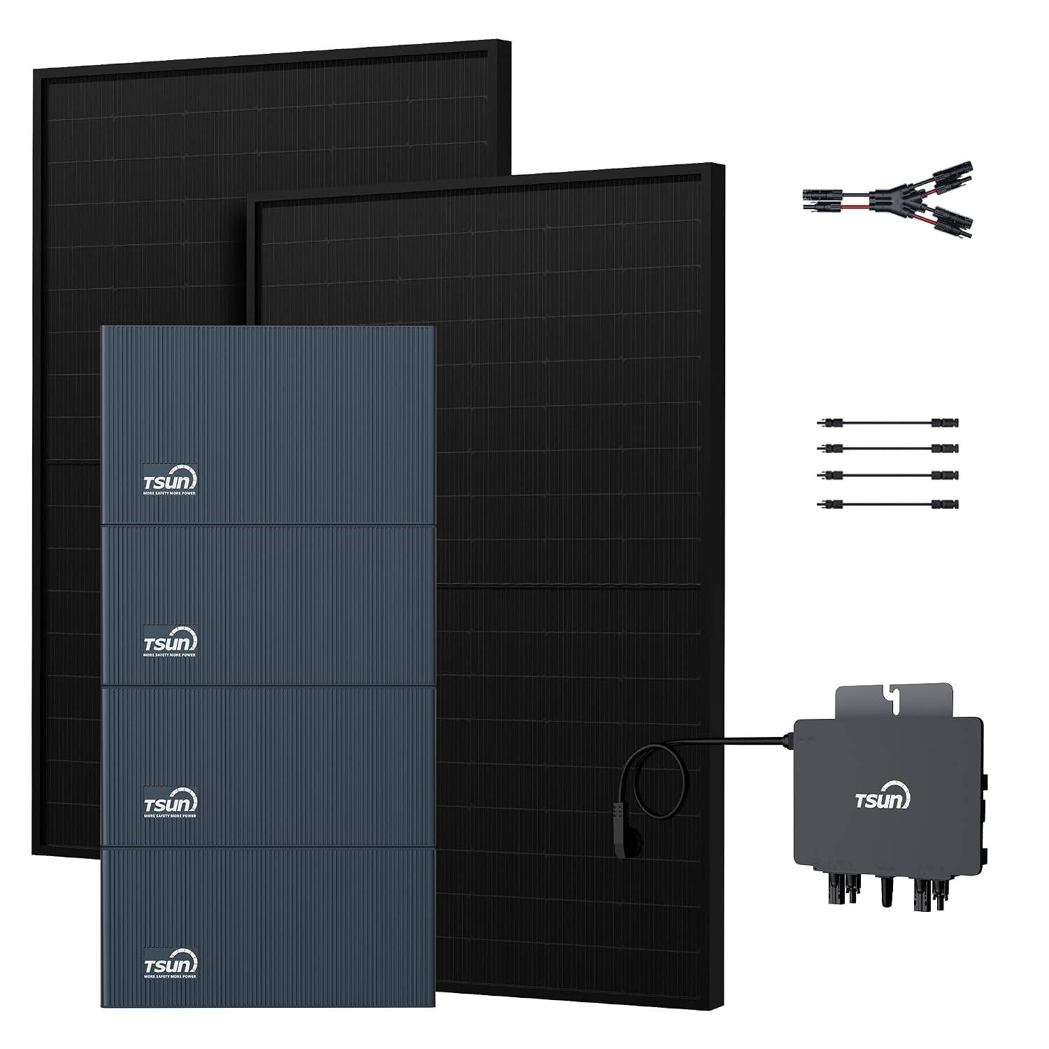 Solaranlagen-Set mit zwei großen schwarzen Modulen, vier kleineren blauen Modulen, Verbindungsstücken und einem TSUN-Wechselrichter