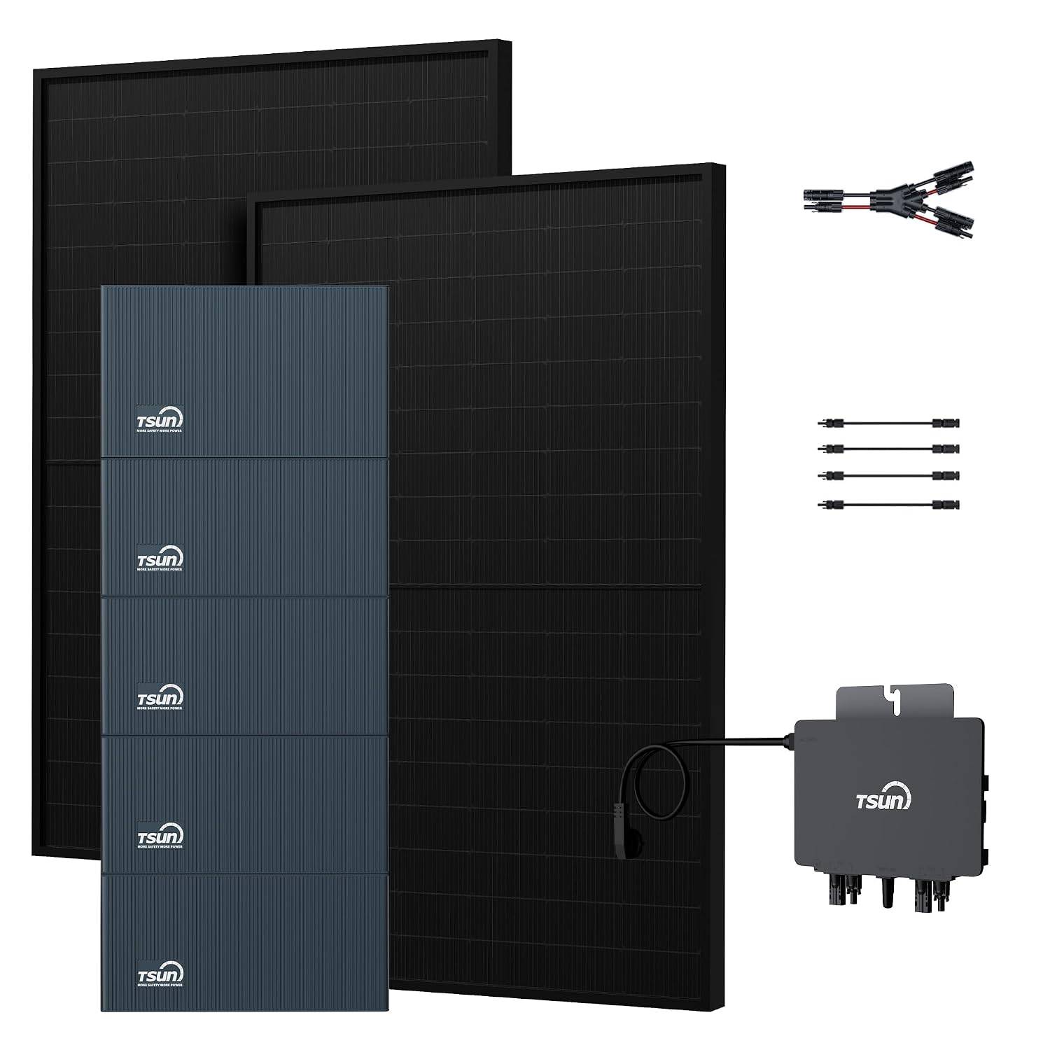 Solarpanel-Set mit zwei großen schwarzen Paneelen, fünf blauen Batteriemodulen, einem Wechselrichter und im Lieferumfang enthaltenen Kabeln/Steckverbindern.