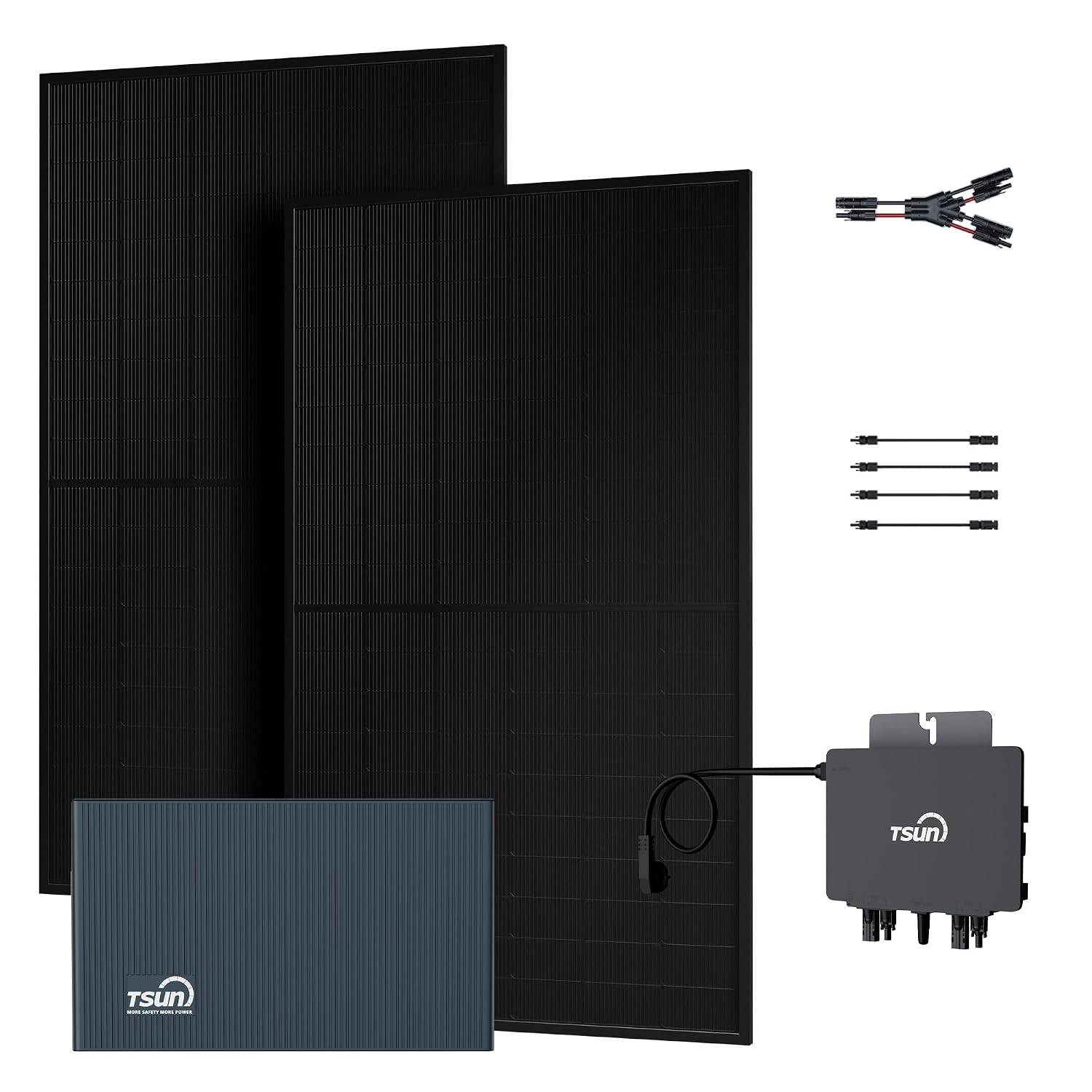 Solarmodulset mit zwei schwarzen Modulen, TSUN-Regler, Verbindungskabeln und Montagezubehör auf weißem Hintergrund.