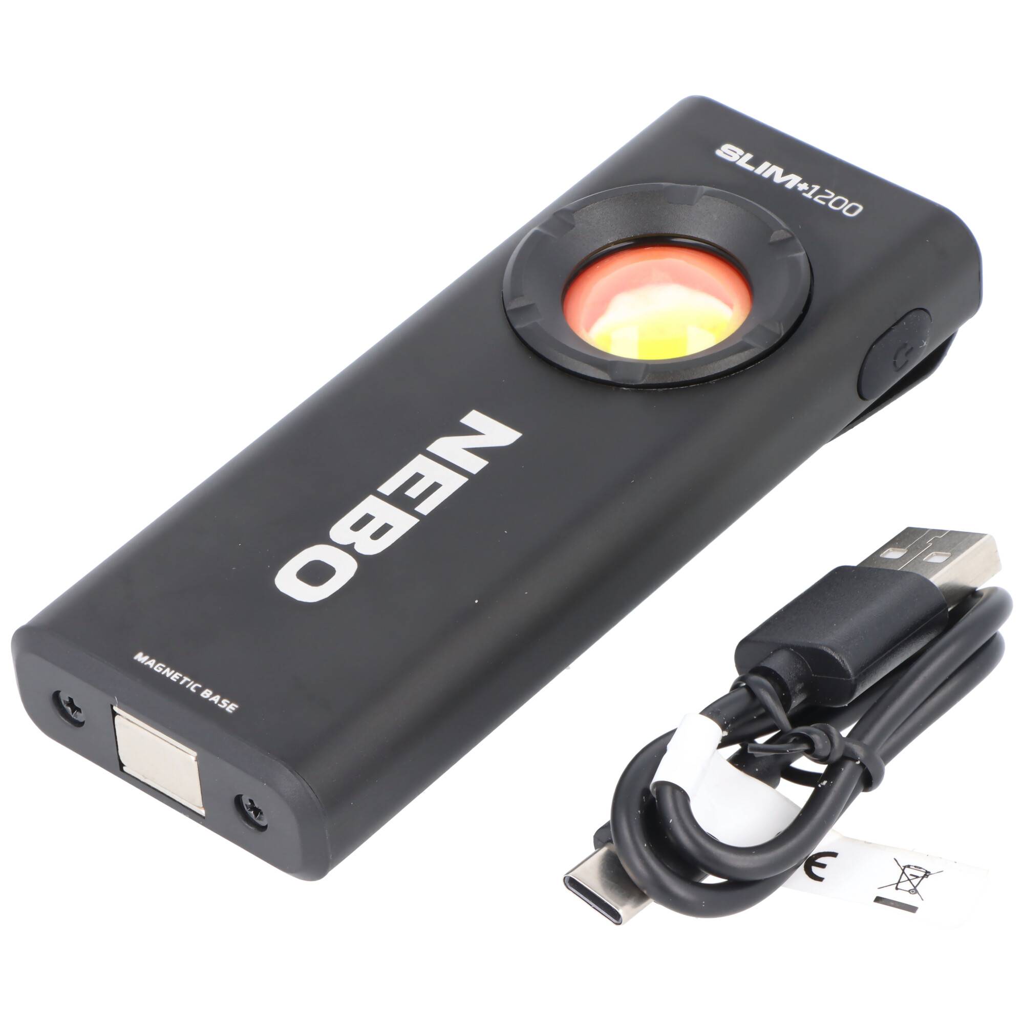 NEBO Slim+ 1200 wiederaufladbare Arbeitsleuchte mit USB-Ladekabel, auf weißem Hintergrund gezeigt.