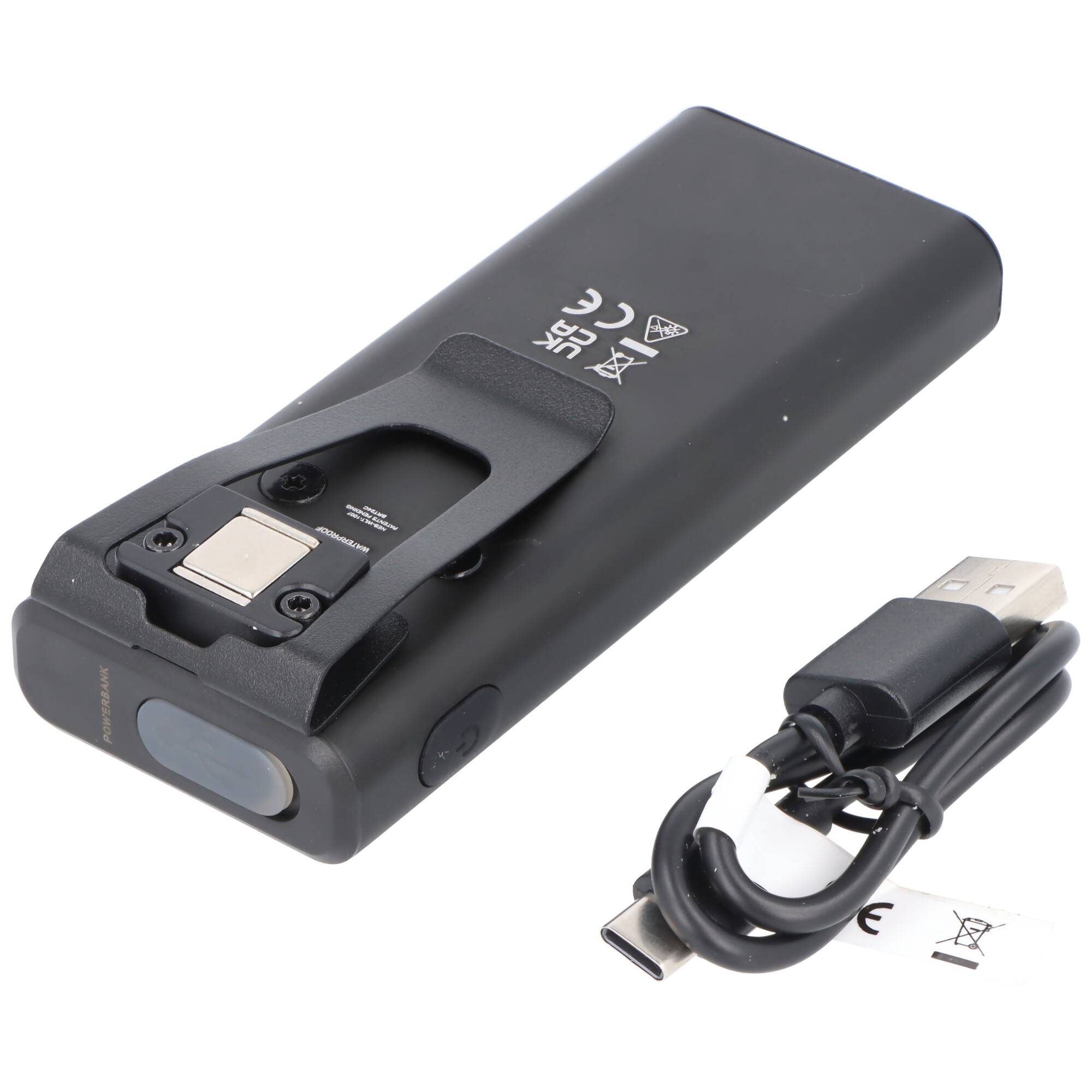 Schwarzer tragbarer wiederaufladbarer Trimmer mit abnehmbarem Messerkopf und mitgeliefertem USB-Ladekabel auf weißem Hintergrund.