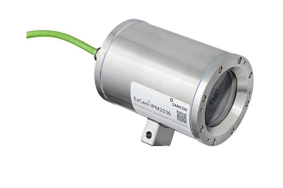 Zylindrische Industriekamera oder Sensor mit grünem Kabel und Befestigungshalterung, dargestellt auf weißem Hintergrund.