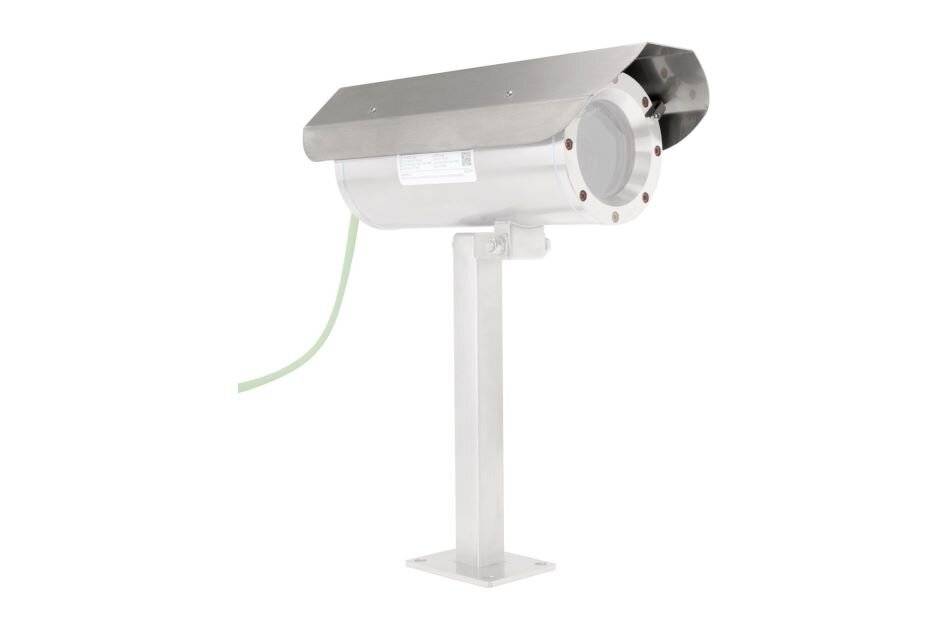 Edelstahl-Industriekamera oder Sensoreinheit auf einem Ständer montiert, vor weißem Hintergrund dargestellt.