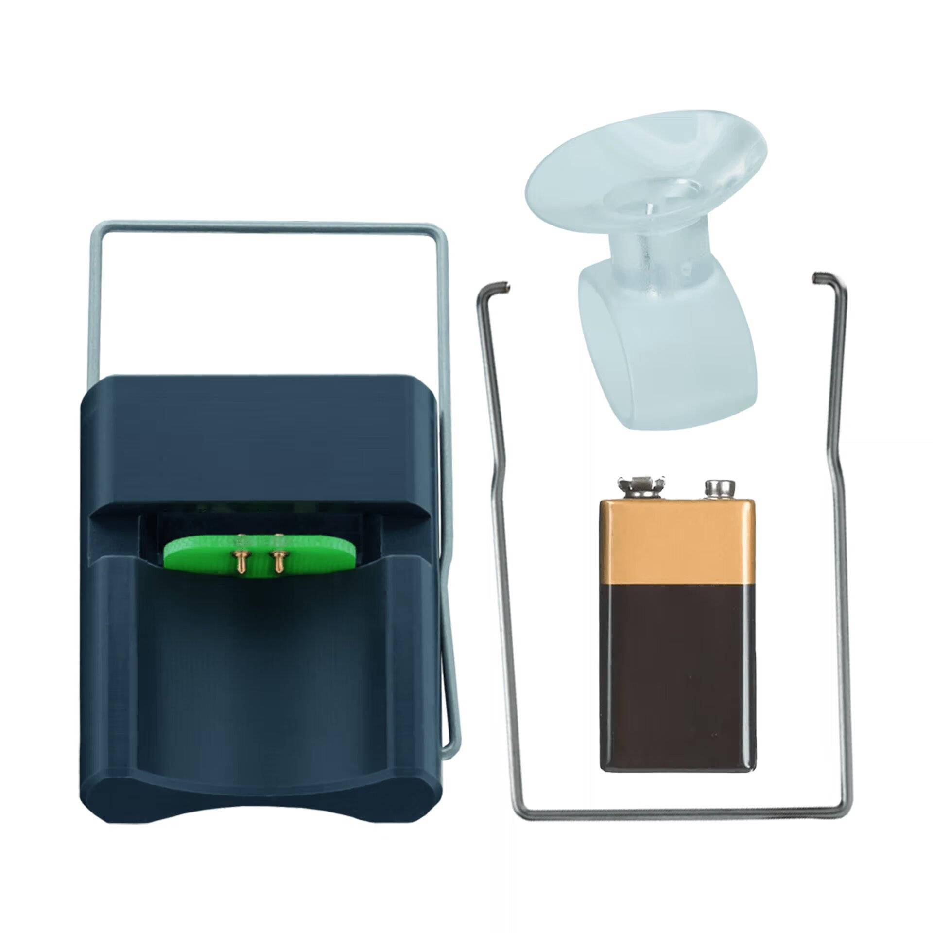 Ein Batteriefach mit einer 9-Volt-Batterie, die in ein Gerät eingesetzt wird, mit einem separaten Deckel oder Saugnapfstück daneben.