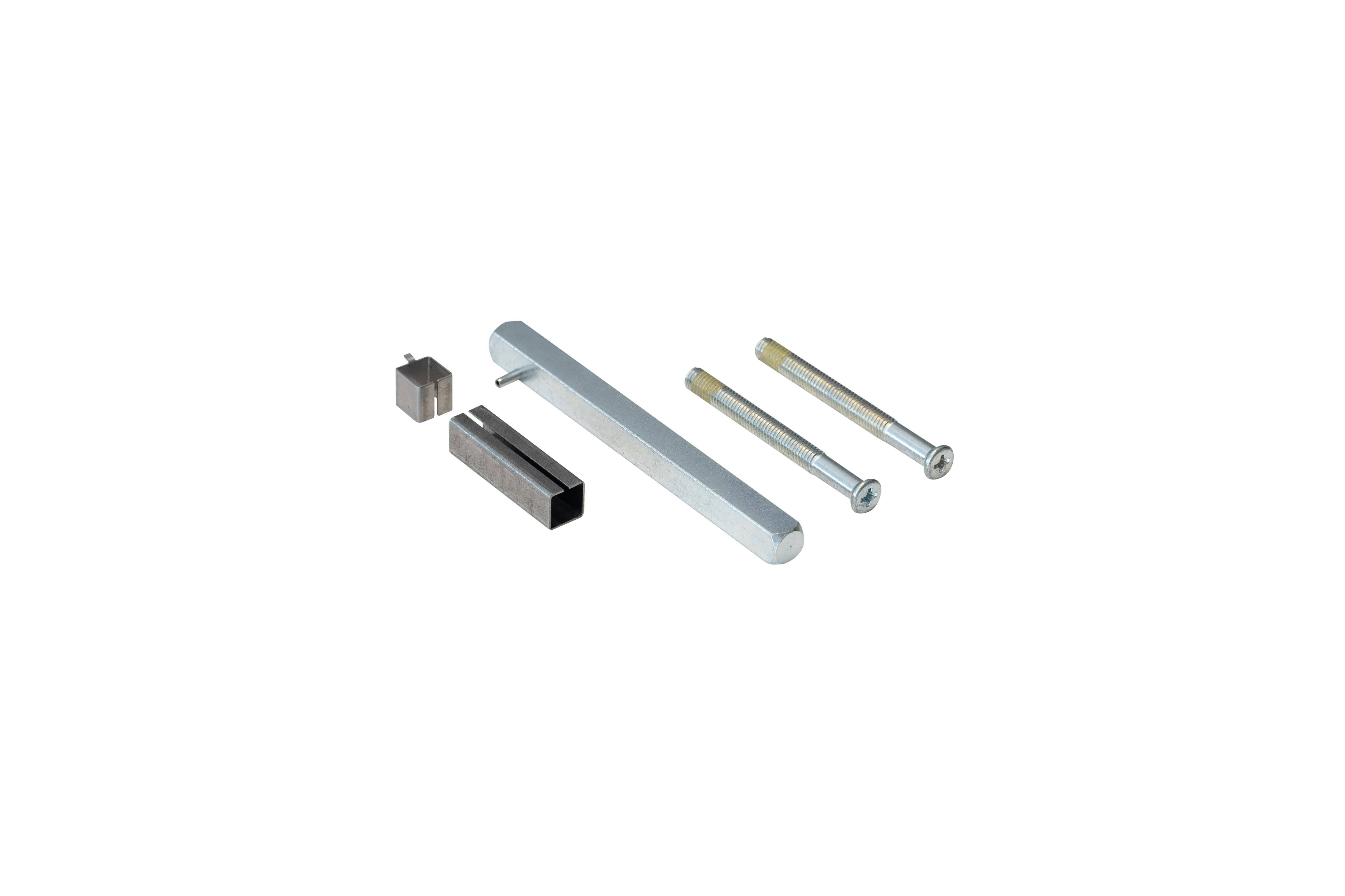Metallisches Hardware-Set mit einer silbernen L-förmigen Klammer, einem schwarzen Block und zwei Bolzen auf weißem Hintergrund.