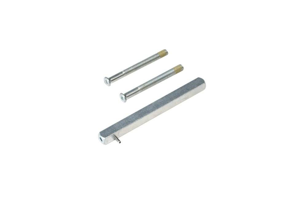 Drei Metallfastener: zwei Gewindeschrauben und eine sechskantige Metallverankerung oder ein Distanzstück auf weißem Hintergrund.