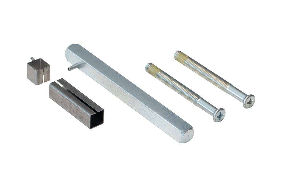 Metallische Hardwareteile, bestehend aus einem langen rechteckigen Balken, zwei Schrauben, einem Schlitzblock und einem kleinen quadratischen Einsatz, angeordnet auf weißem Hintergrund.