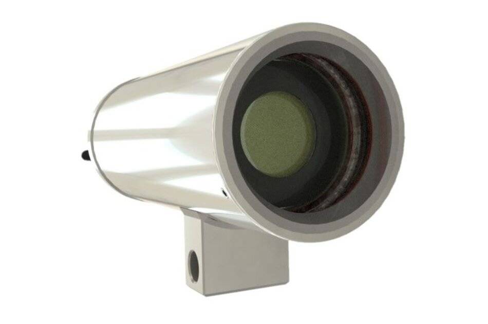 Nahaufnahme einer zylindrischen Sicherheitskamera oder eines Sensors auf einer Halterung, leicht nach links angewinkelt auf weißem Hintergrund.
