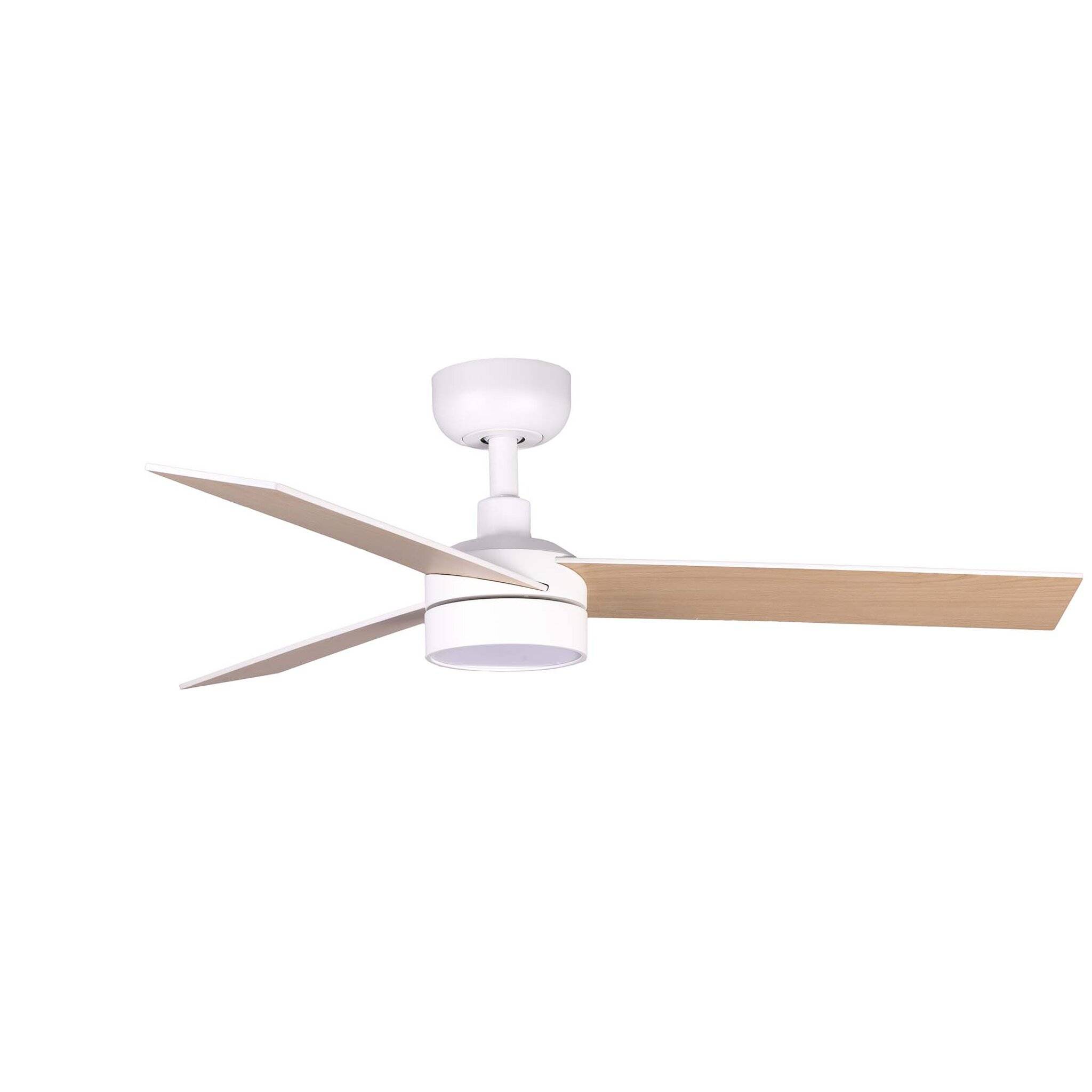Weißer Deckenventilator mit drei hellen Holzflügeln auf einfachem weißem Hintergrund.