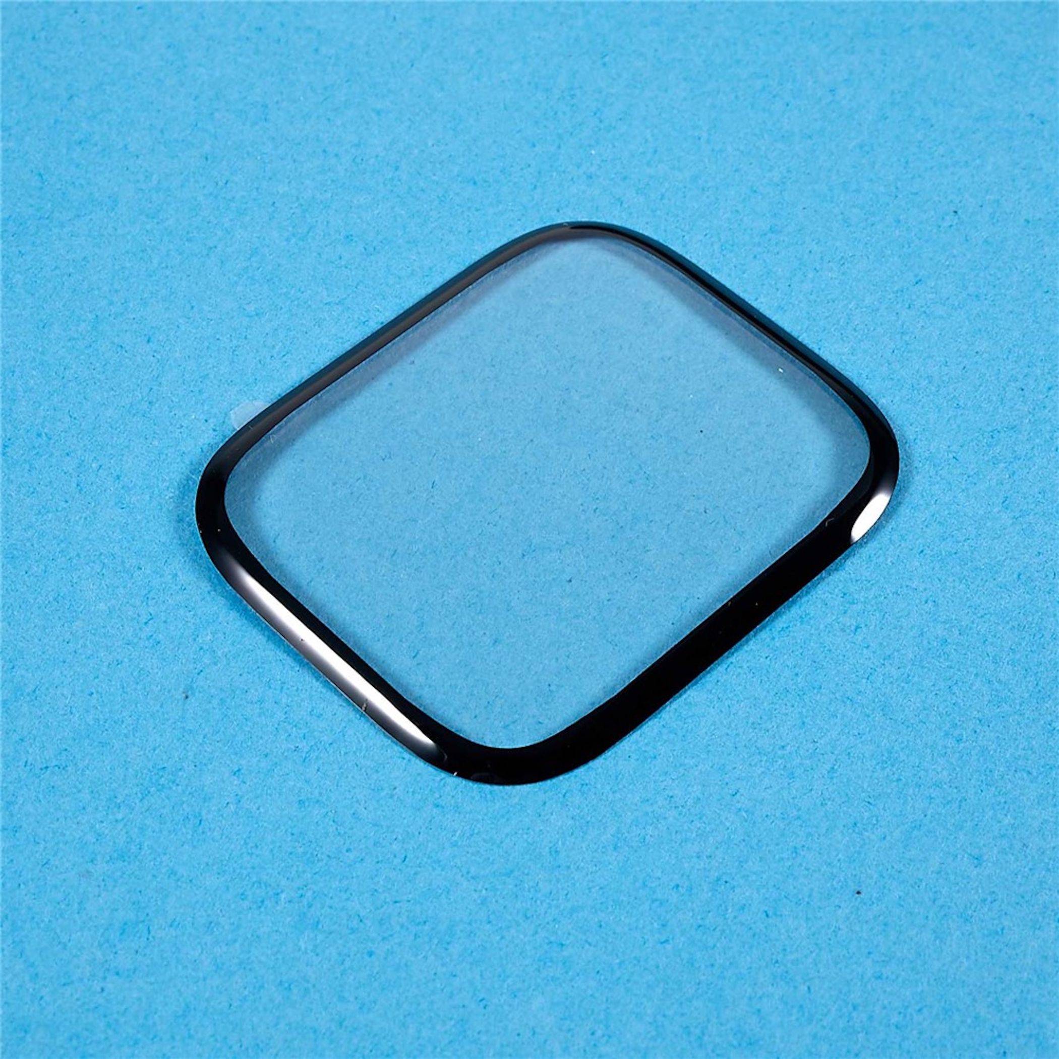 Schwarzes quadratisches Uhren- oder Gerätegehäuse auf blauem Hintergrund.