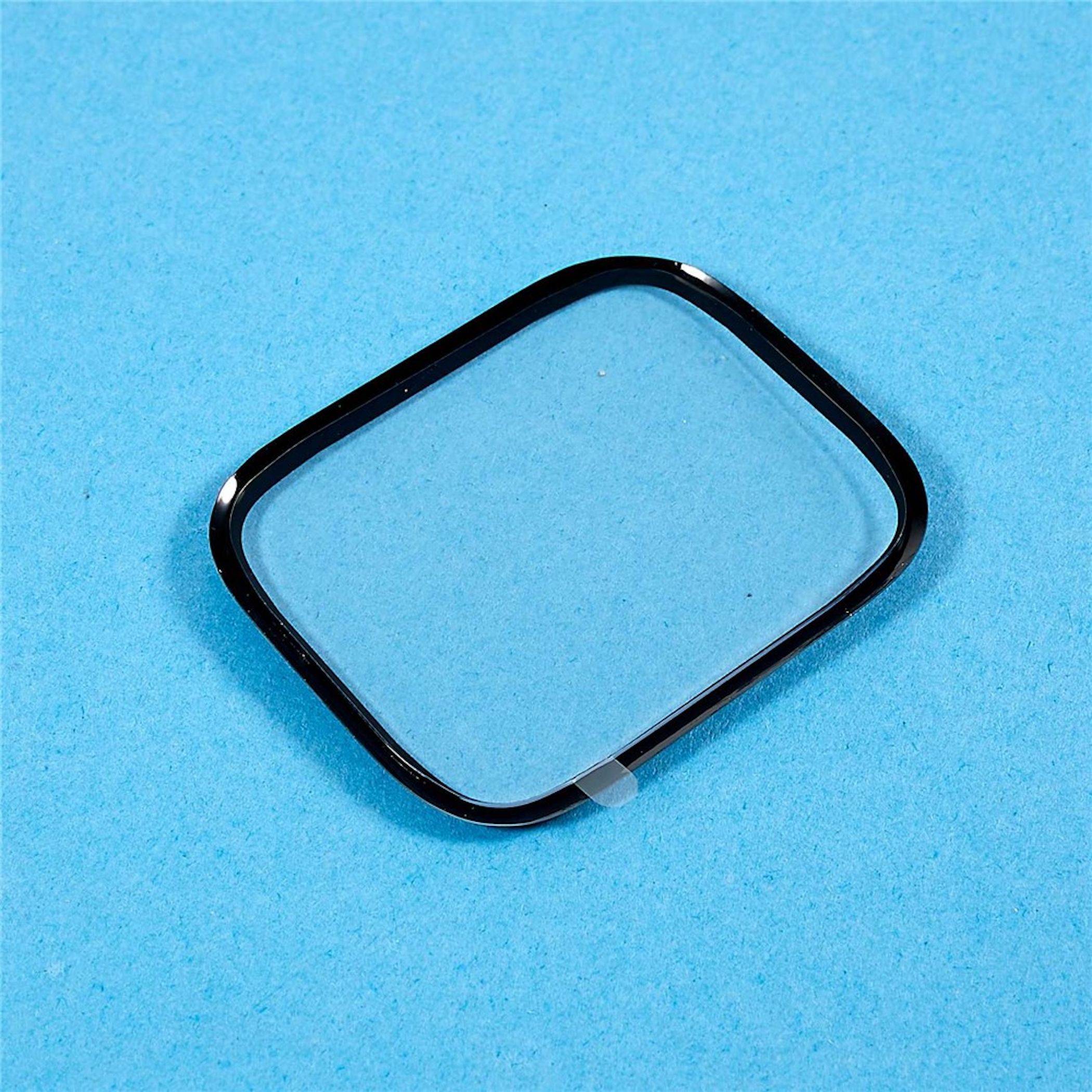 Schwarzer quadratischer Schutzrahmen oder Blende auf blauem Hintergrund liegend.
