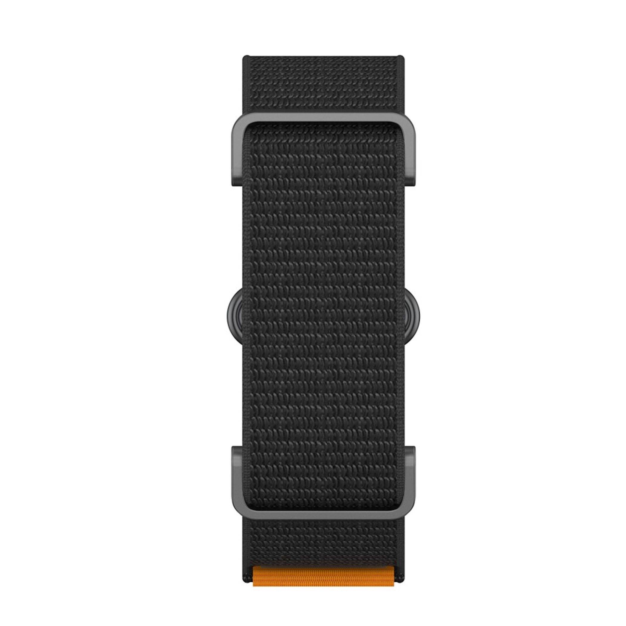 Schwarzes gewebtes Uhrenarmband mit rechteckiger Schnalle und orangefarbiger Akzentuierung am unteren Ende auf weißem Hintergrund.