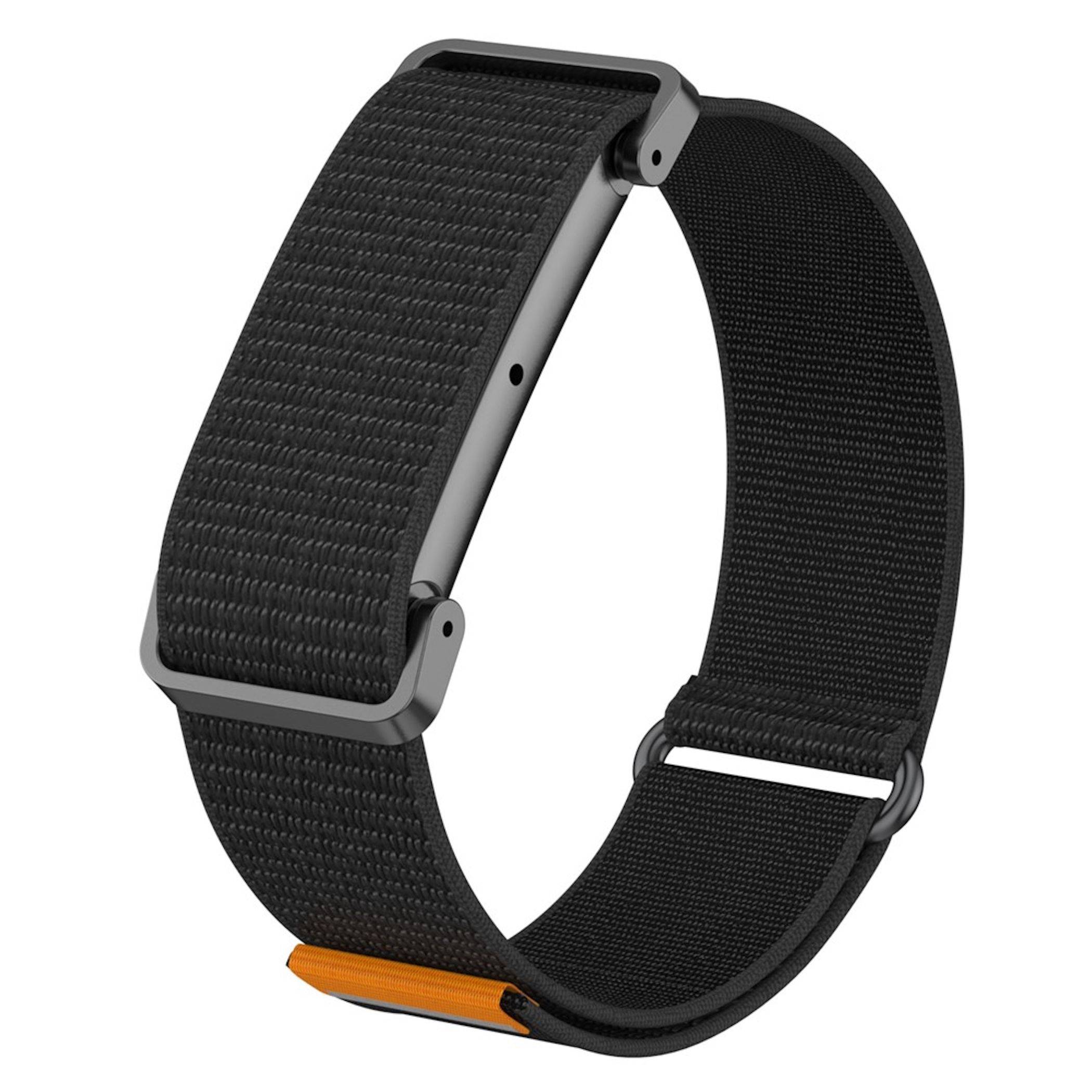 Schwarzes Smartwatch-Armband mit strukturiertem Riemen und silberner Schließe, auf weißem Hintergrund dargestellt mit einer kleinen orangefarbenen Akzentfarbe in der Nähe der Schnalle.