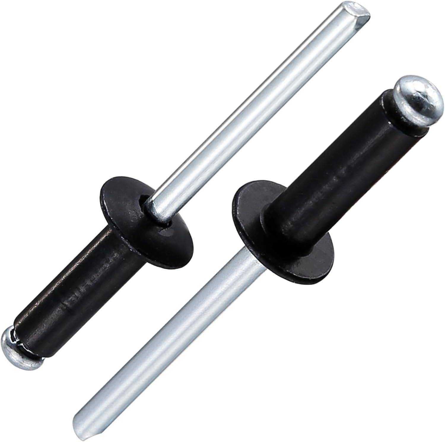 Zwei schwarze blinde Nieten mit silbernen Metallschäften, die sich diagonal auf weißem Hintergrund kreuzen.