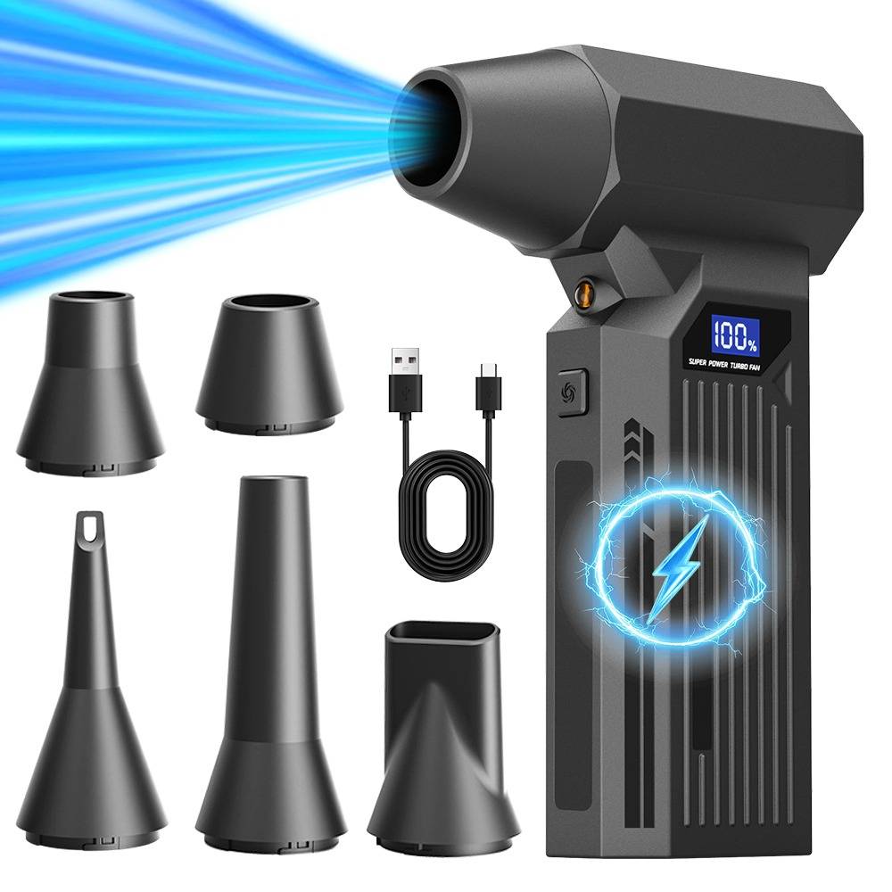 Tragbarer elektrischer Druckluftreiniger mit blauem Luftstrom, gezeigt mit vier Düsenaufsätzen und einem USB-Ladekabel; digitale Batterieanzeige am Griff.