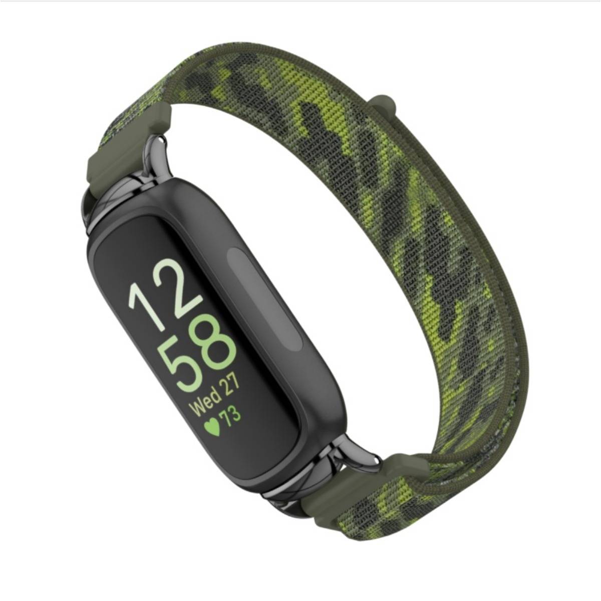 Ein schwarzer Fitness-Tracker mit Farbdisplay, das 12:58, Mi 27 und 13 anzeigt, auf einem grünen Camouflage-Stoffarmband.
