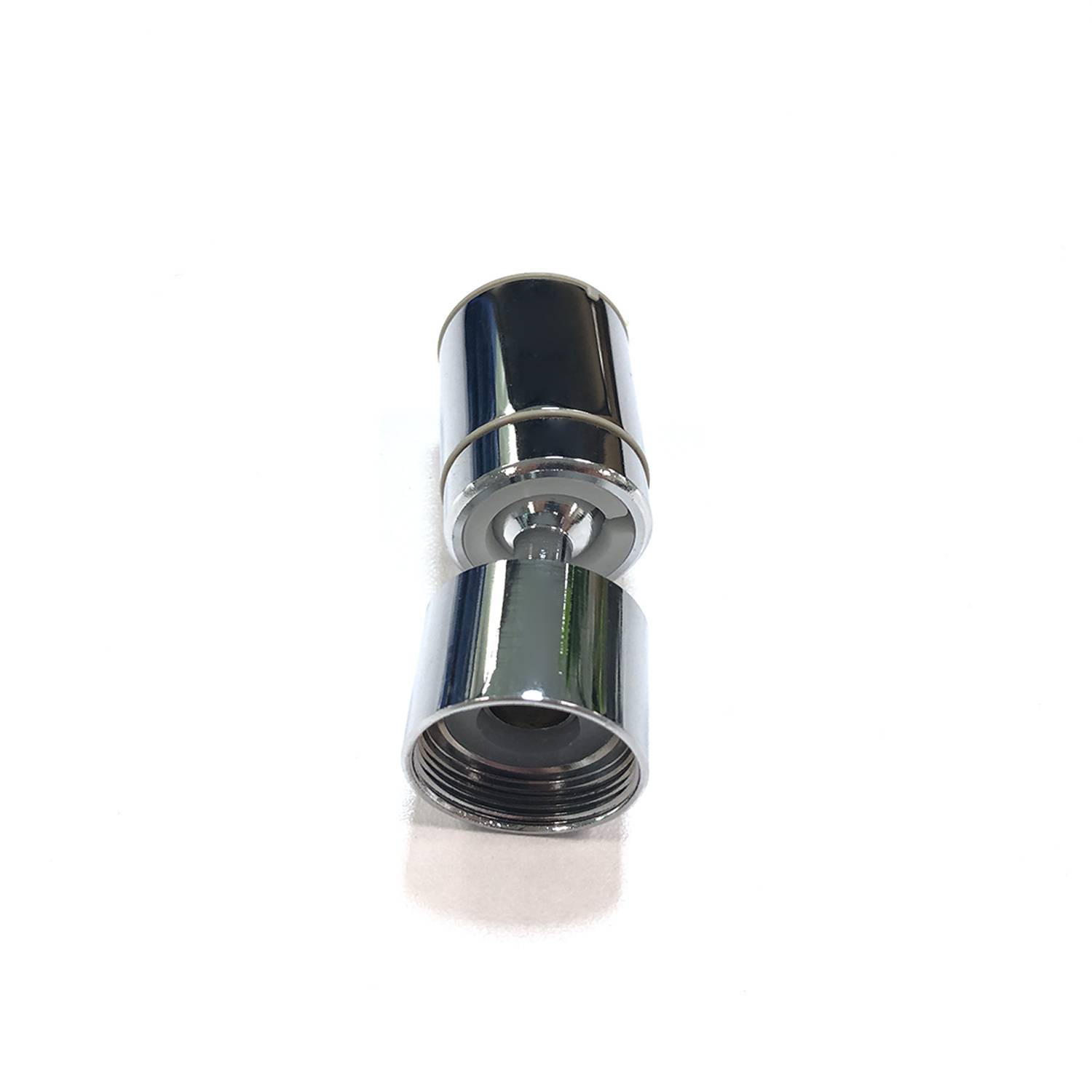 Chrom-Duschkopf-Adapter mit Drehgelenk in zwei verbundenen Gewindeteilen auf weißem Hintergrund gezeigt.