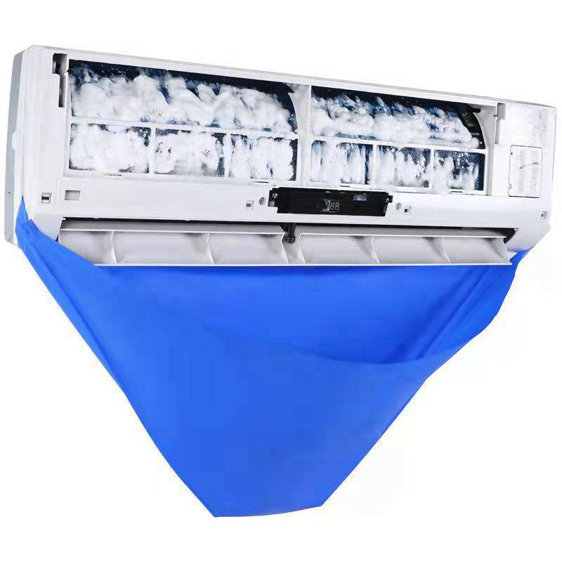 Wandmontierte Klimaanlage mit einer blauen Kunststoffabdeckung/Tasche, die darunter hängt, um Verschmutzungen oder Wasser während der Reinigung oder Wartung aufzufangen.