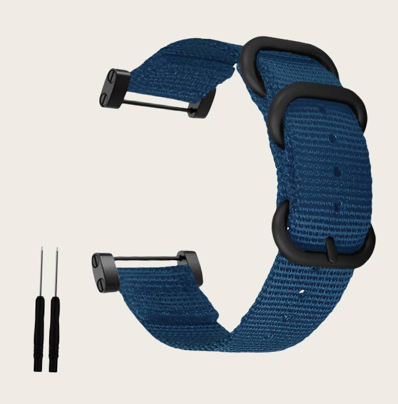 Blauem gewebtem Uhrenarmband mit schwarzer Schließe und Montagezubehör, von vorne gezeigt mit zwei kleinen Werkzeugen daneben.