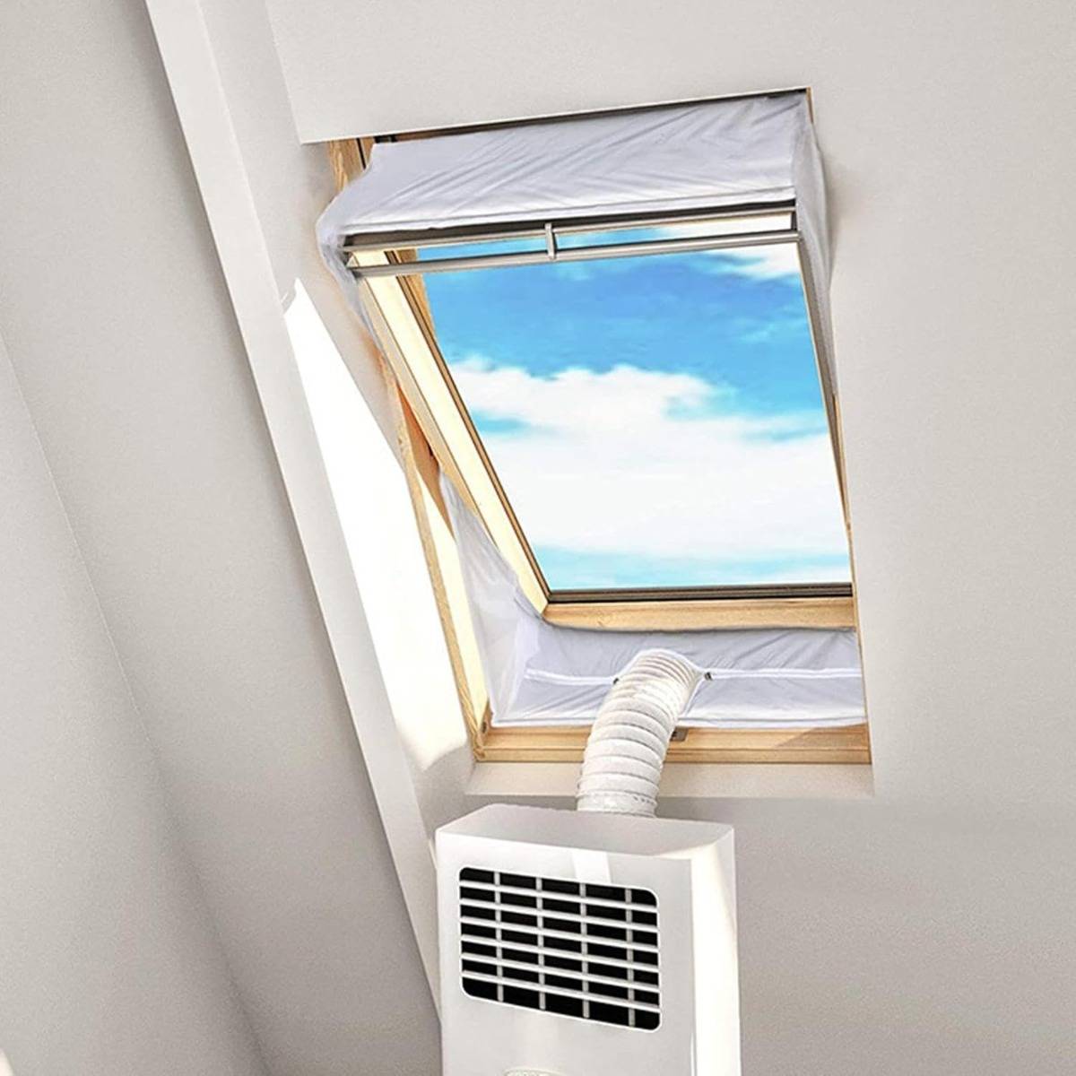 Ein Dachfenster mit einem schlauchverbundenen tragbaren Lüfter oder einer Klimaanlage darunter, das eine improvisierte Fensterabluftanlage zeigt.