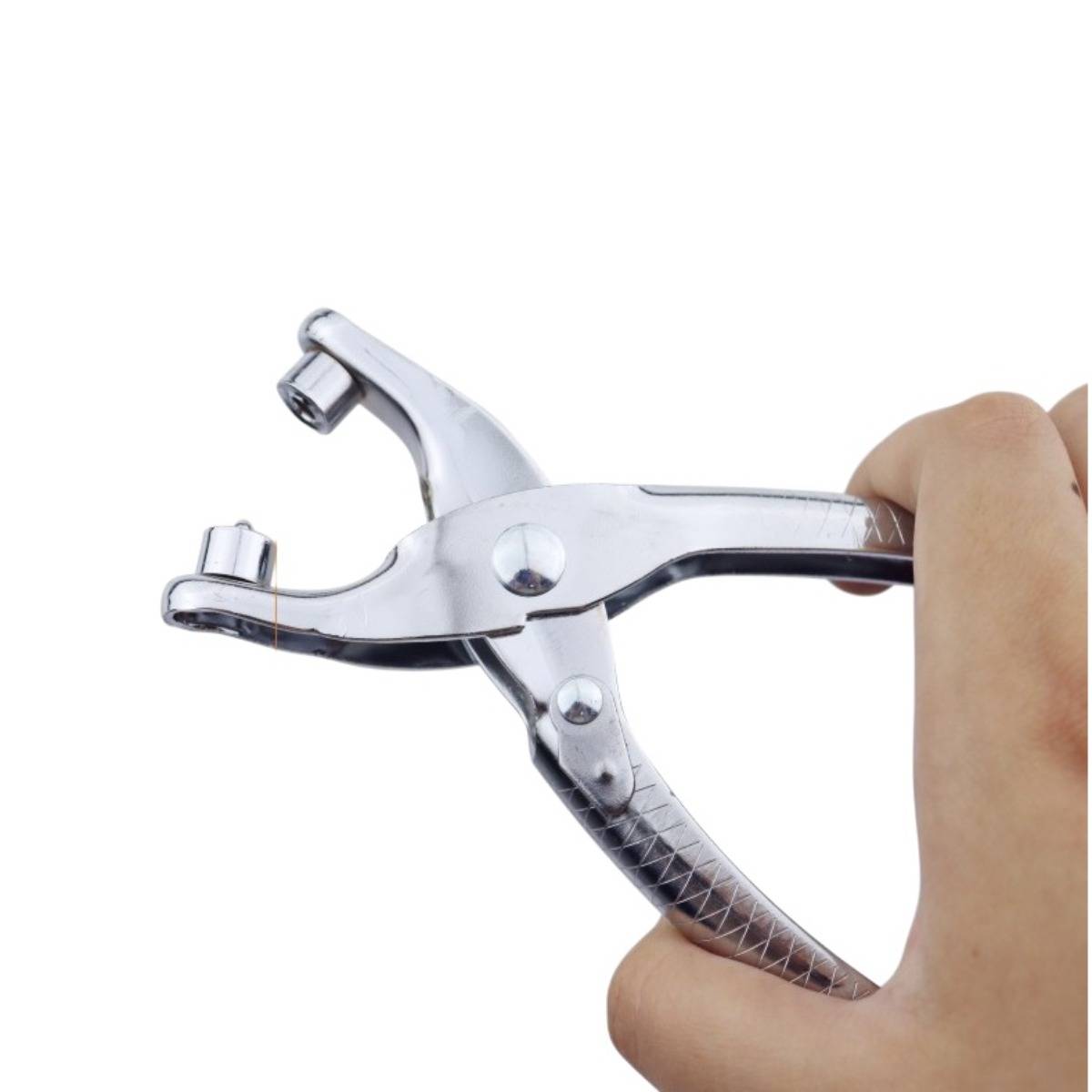 Hand hält ein verchromtes kieferorthopädisches Zangeninstrument gegen einen weißen Hintergrund.