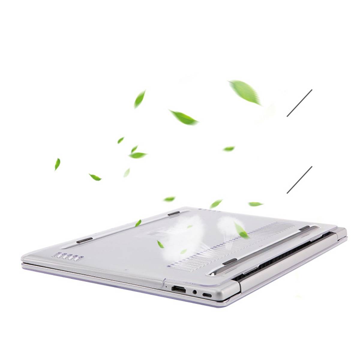 Dünner Laptop, teilweise geöffnet, mit grünen Blättern, die darüber wehen, auf weißem Hintergrund, was Kühlung oder umweltfreundliche Luftzirkulation andeutet.