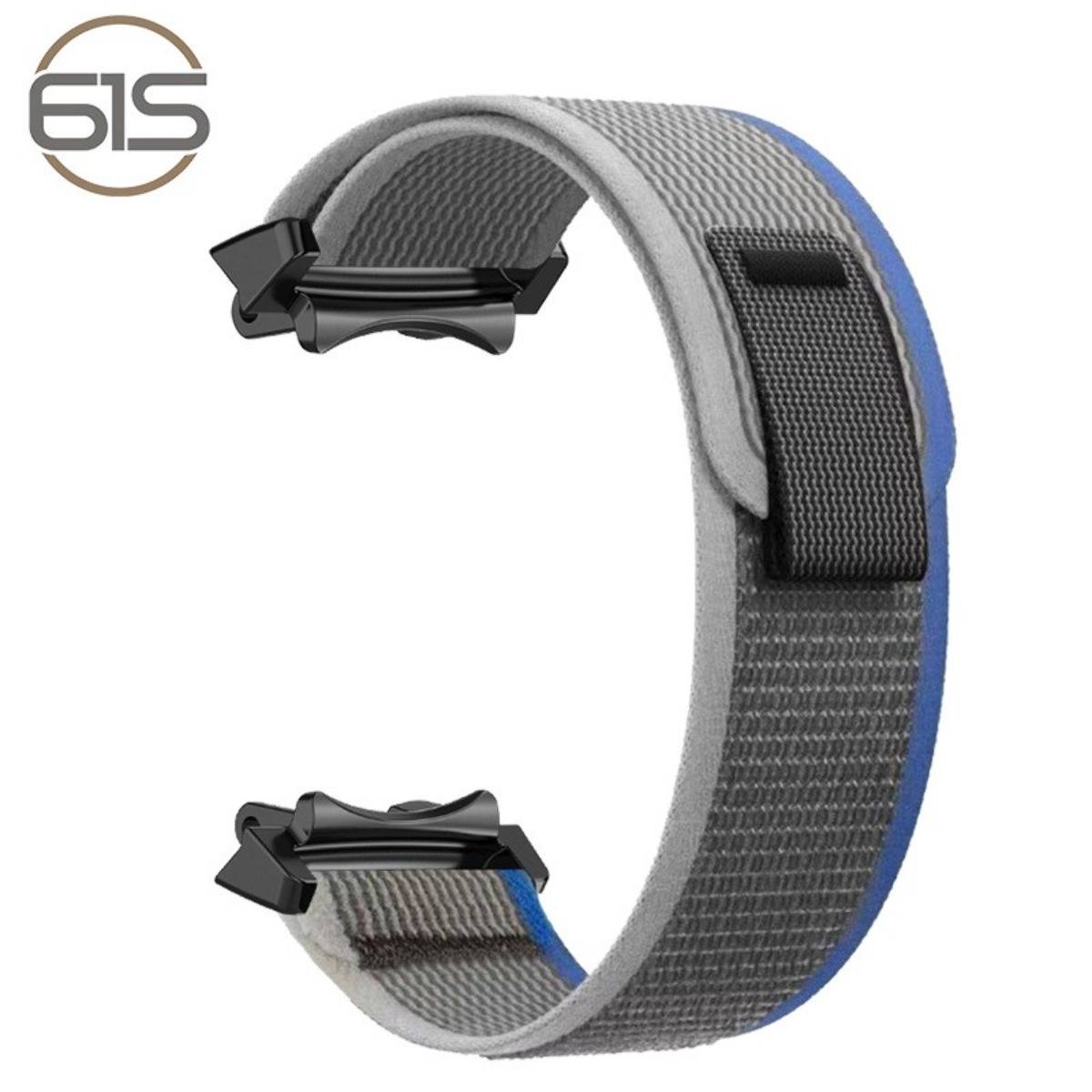 Grauer und blauer verstellbarer Stoffarmband mit schwarzen Kunststoffschnallen, dargestellt auf weißem Hintergrund mit einem „61S"-Logo.
