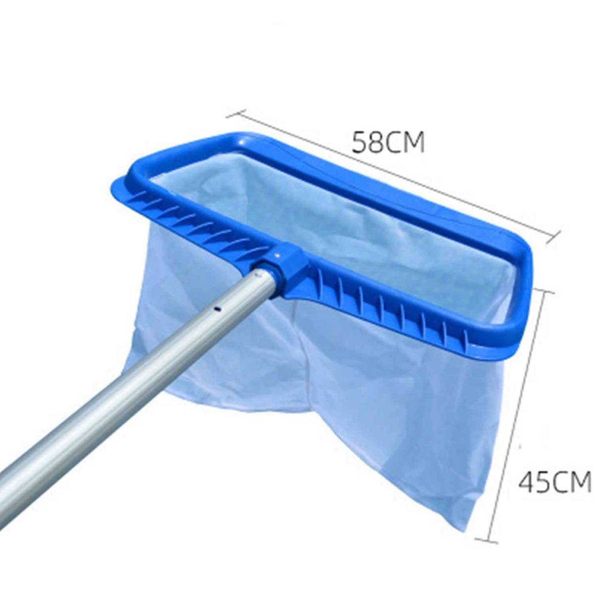 Blauer Pool-Kescher mit langem Griff, zeigt Abmessungen von 58 cm Breite und 45 cm Tiefe auf weißem Hintergrund.