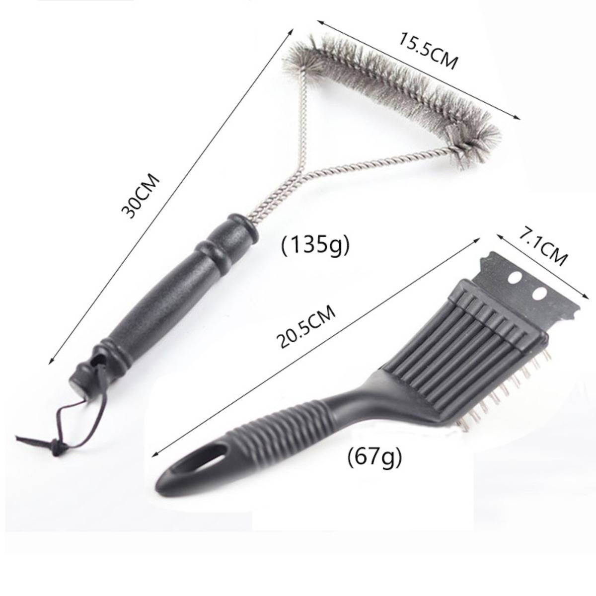 Produktvergleichsbild von zwei Grillreinigungsbürsten, eine Y-förmige Drahtbürste mit Griff (30 cm, 135 g) und eine schwarze Scraperbürste (20,5 cm, 67 g).