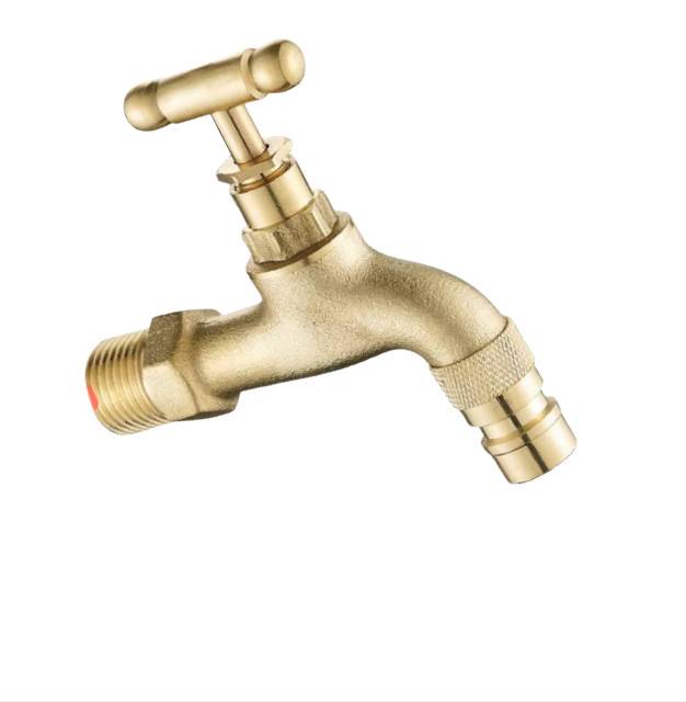 Messing-Außenwasserhahn oder Schlauchanschluss mit T-Griff, isoliert auf weißem Hintergrund dargestellt.