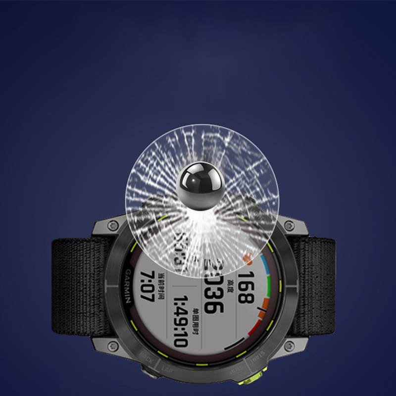 Smartwatch-Display durch einen Aufprall beschädigt, mit zerbrochenem Glas über dem Bildschirm und sichtbarer digitaler Uhrzeit, Datum und Statistiken darunter.