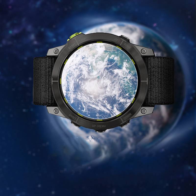 Eine robuste schwarze Smartwatch mit rundem Gehäuse und Armband, vor dem Hintergrund des Weltalls dargestellt, mit der Erde zentriert im Zifferblatt der Uhr.