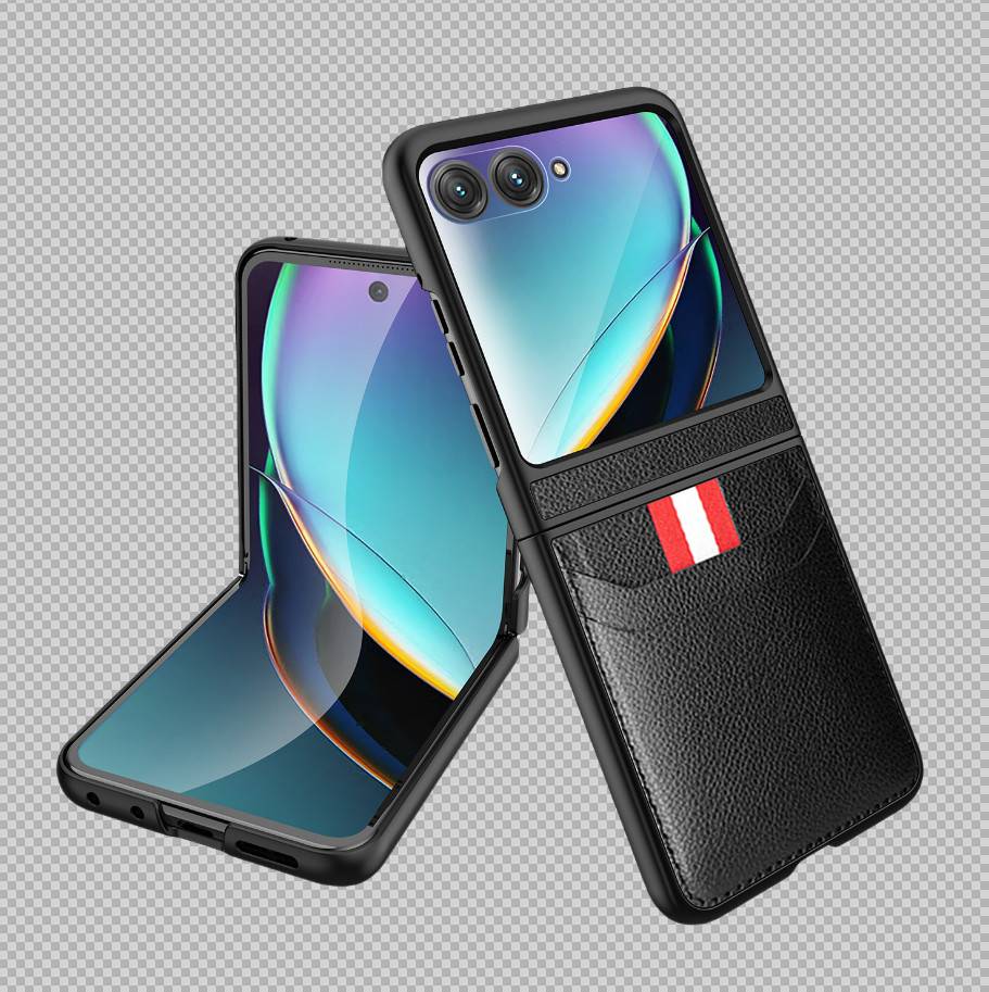 Zwei faltbare Smartphones in schwarzen Schutzhüllen auf transparentem Hintergrund, eines geöffnet und eines geschlossen.
