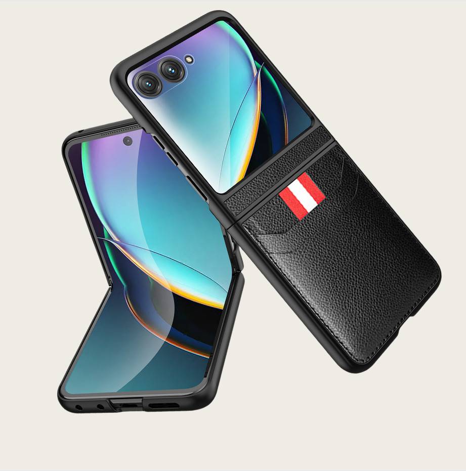 Zwei Smartphones in schwarzen Schutzhüllen, eines mit Vorderseite nach vorne und eines mit Rückseite nach vorne, mit einer Kartentasche mit Ledertextur und roten weißen Etikett.