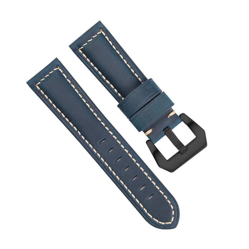 Blaues Lederarmband mit cremefarbener Naht und schwarzer Schließe, gezeigt mit dem Hauptriemenstück und angebrachtem Ende auf weißem Hintergrund.