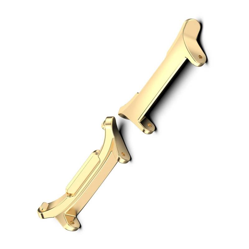 Zwei goldfarbene metallische geschwungene Griffe oder dekorative Klammern, die diagonal auf einem schlichten weißen Hintergrund gezeigt werden.