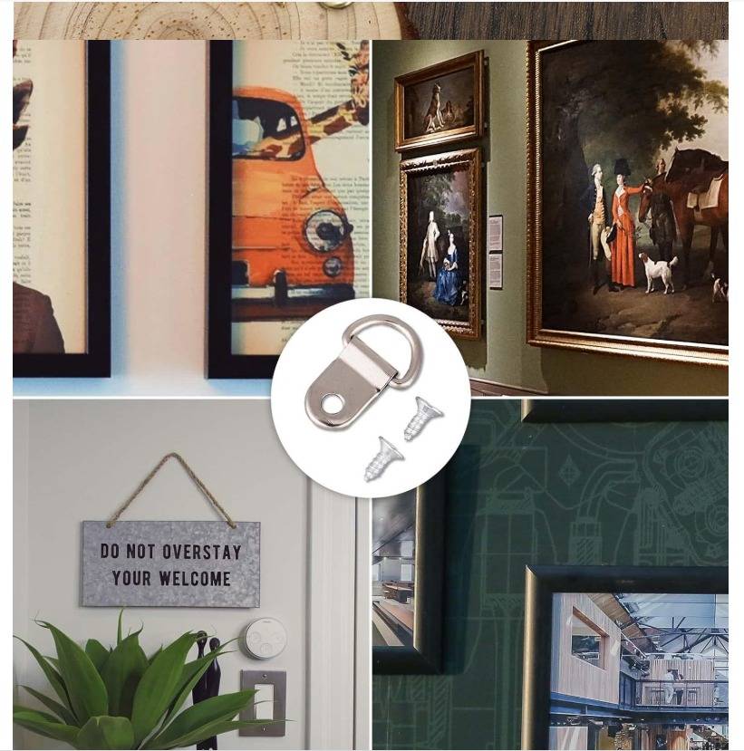 Collage von gerahmten Kunstwerken und Dekoration mit einem Wandschild, auf dem „DO NOT OVERSTAY YOUR WELCOME" steht, und einem zentralen Metallware-Symbol.