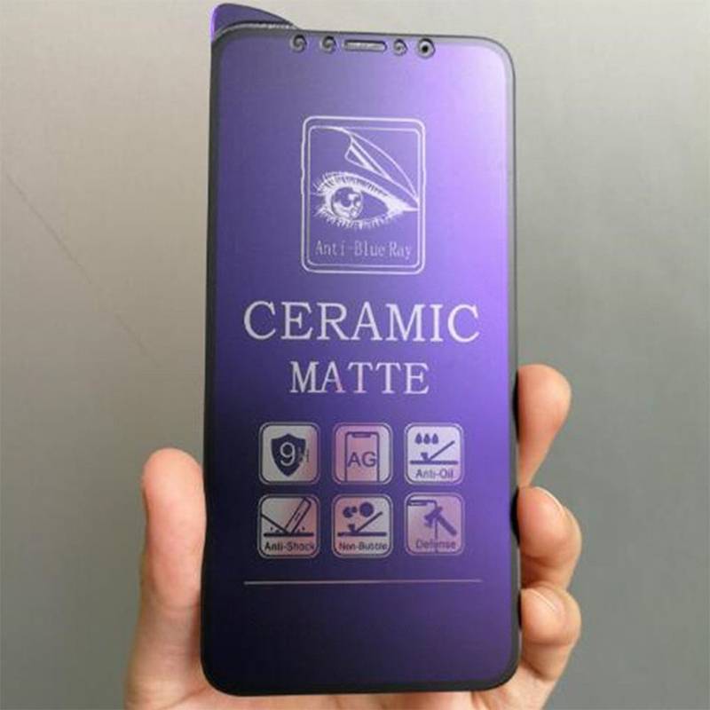 Hand hält eine Verpackung für einen violetten Displayschutz mit der Aufschrift „CERAMIC MATTE" und „Anti-Blue Ray"" mit Funktionssymbolen.