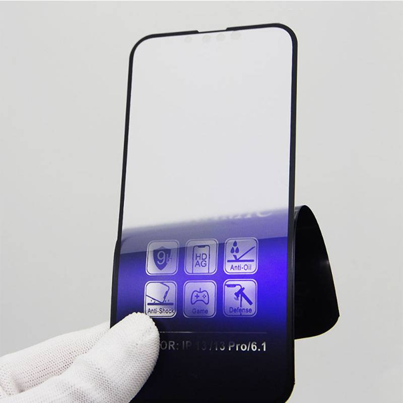 Eine Hand hält einen Glaskantenschutz für ein Telefon und zeigt Symboletikett für HD, Ölbeständigkeit, Stoßfestigkeit, Spiel und Schutz.